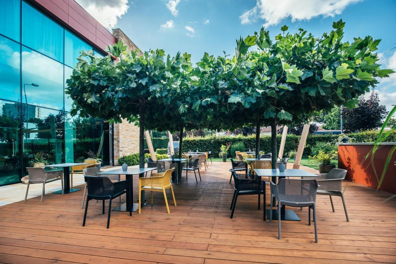 Pierre Hotel Pardubice Buitenkant foto