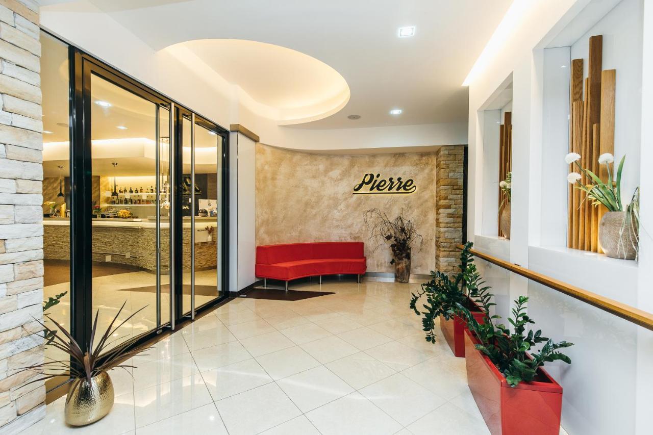 Pierre Hotel Pardubice Buitenkant foto