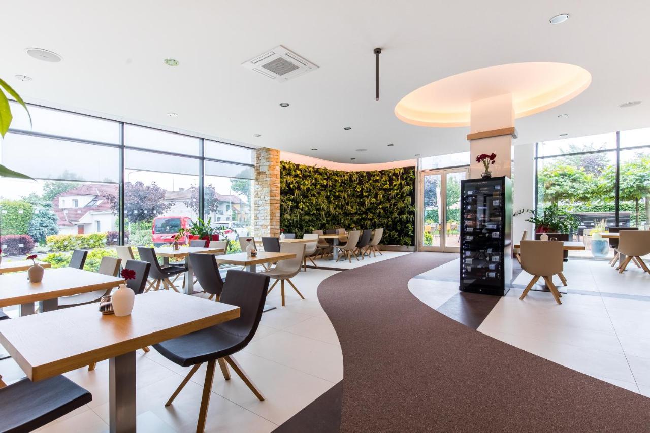 Pierre Hotel Pardubice Buitenkant foto