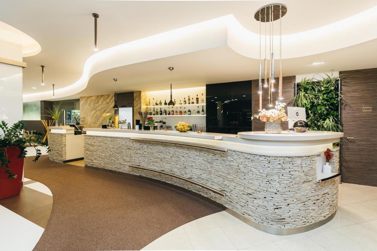 Pierre Hotel Pardubice Buitenkant foto