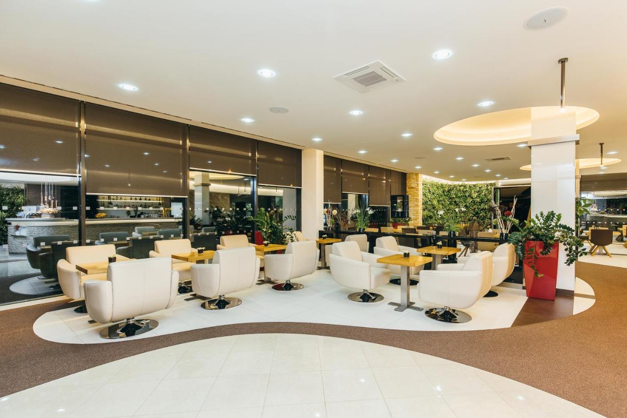Pierre Hotel Pardubice Buitenkant foto