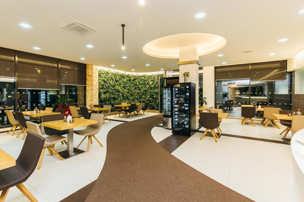 Pierre Hotel Pardubice Buitenkant foto