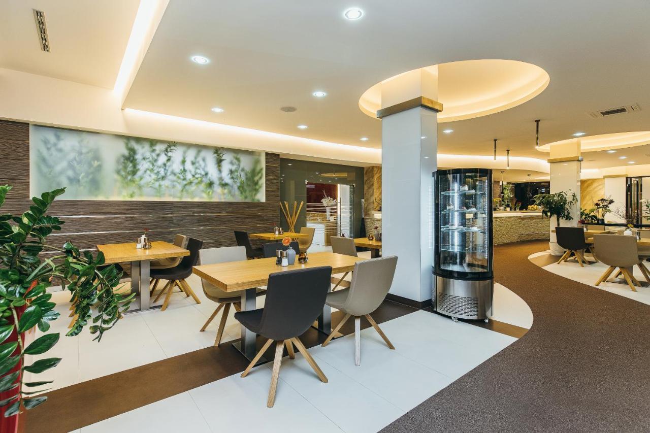 Pierre Hotel Pardubice Buitenkant foto