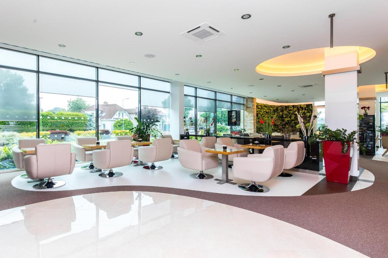 Pierre Hotel Pardubice Buitenkant foto