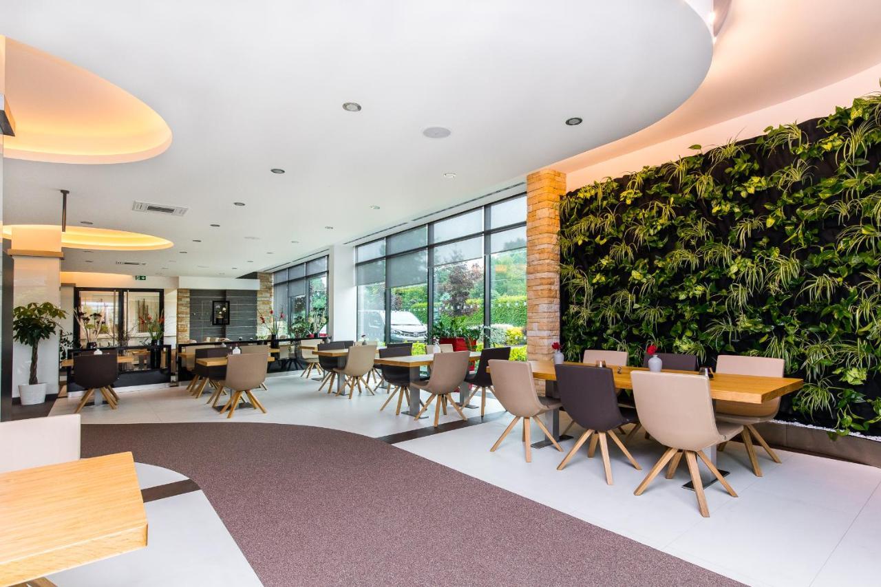 Pierre Hotel Pardubice Buitenkant foto
