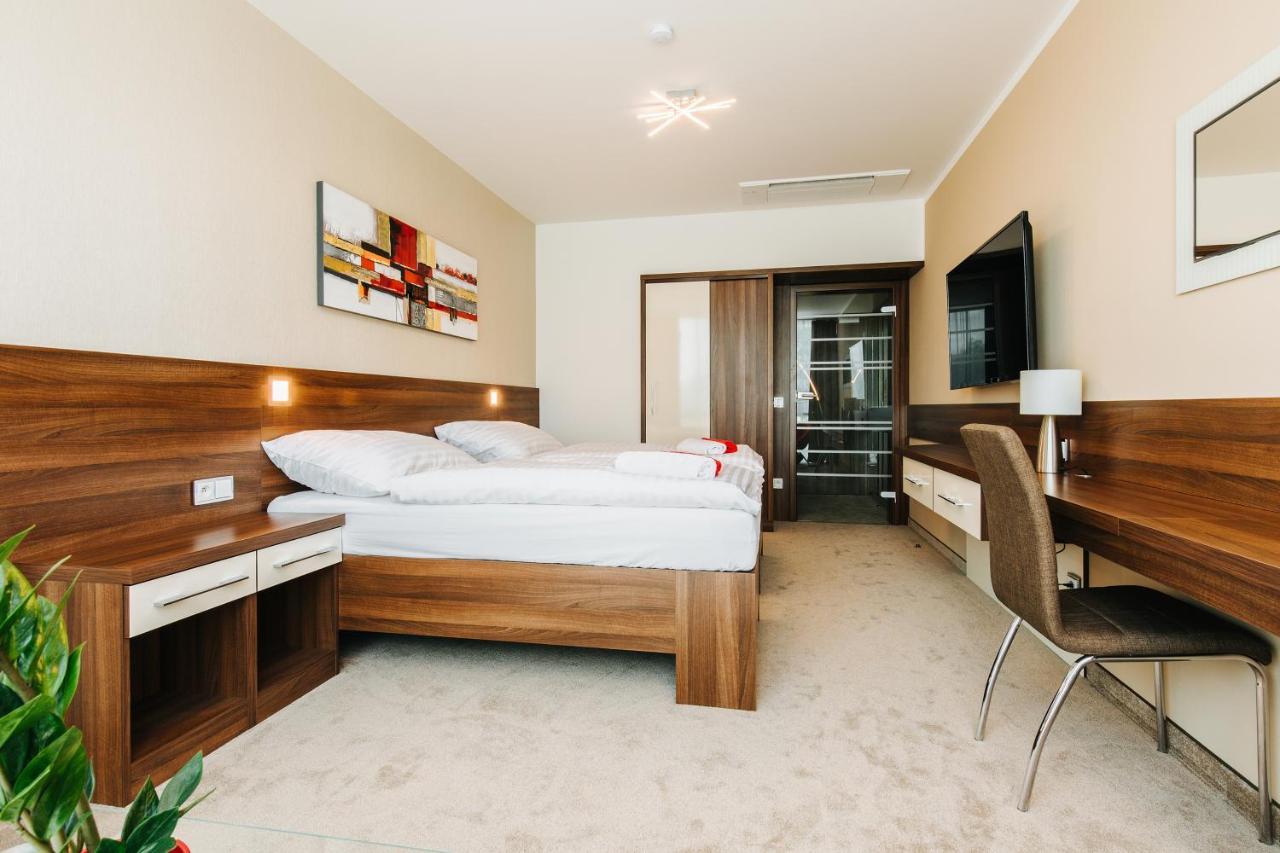 Pierre Hotel Pardubice Buitenkant foto