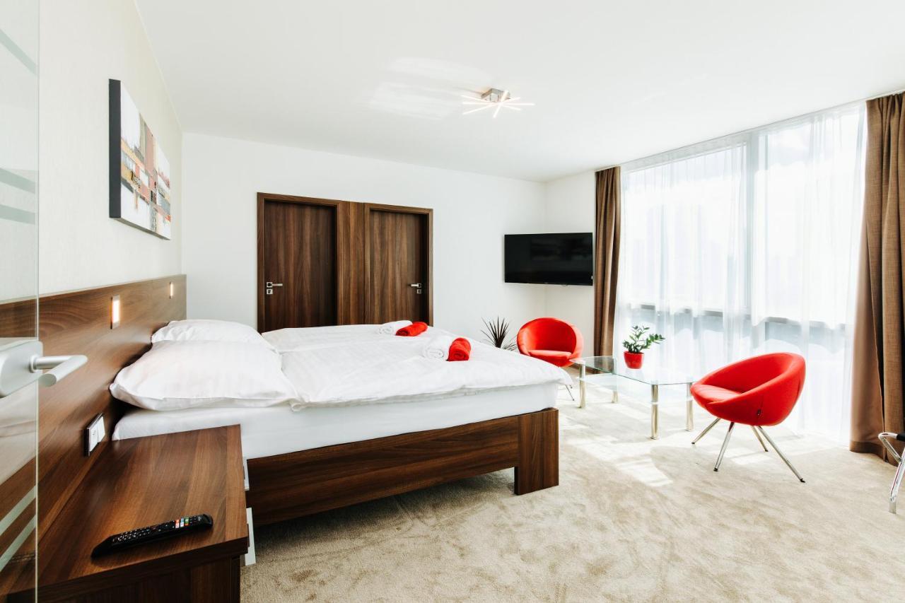 Pierre Hotel Pardubice Buitenkant foto