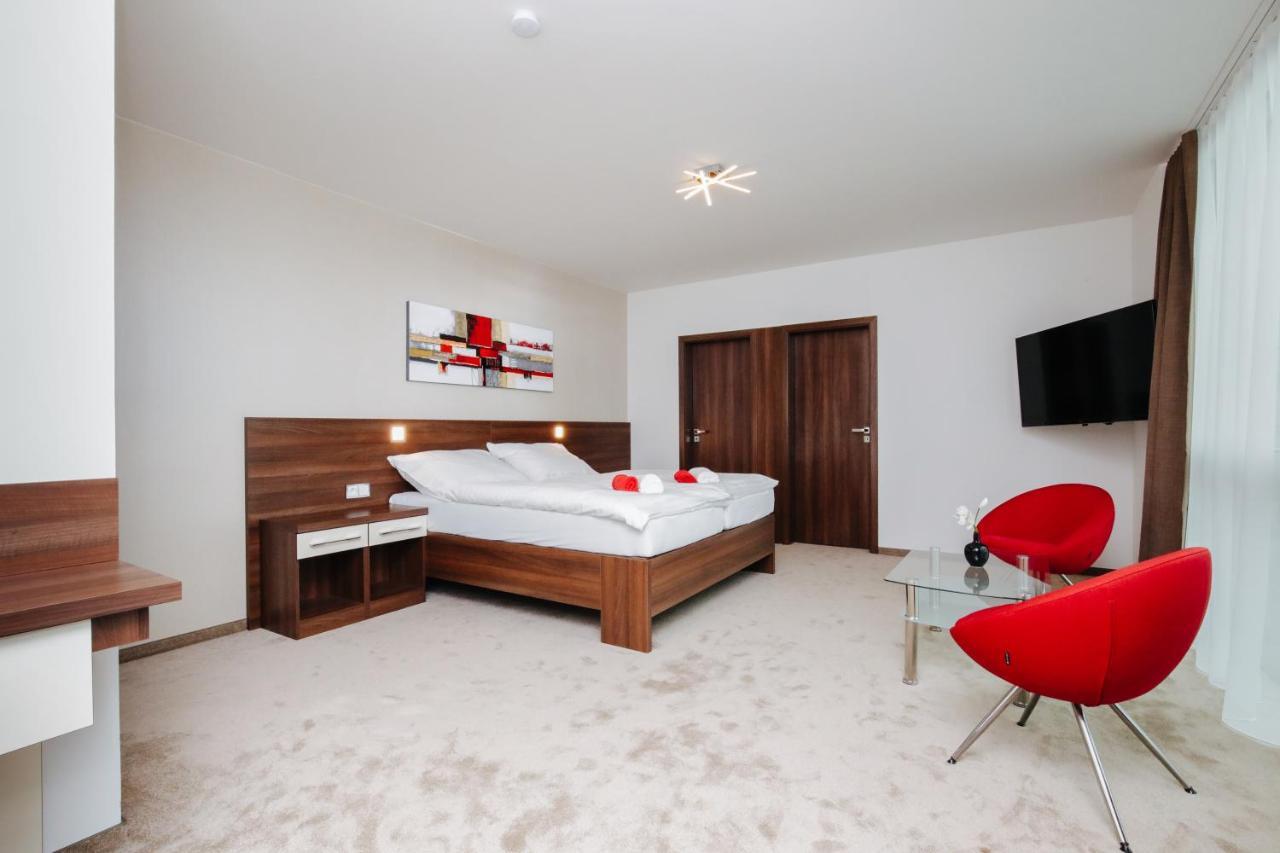 Pierre Hotel Pardubice Buitenkant foto